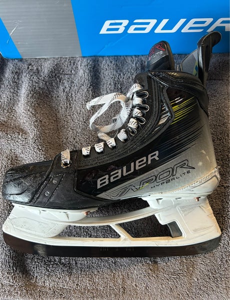 Bauer Vapor Hyperlite 2 Skates (used) Size 5.5 Fit 1 with Fly-Ti Blades Included