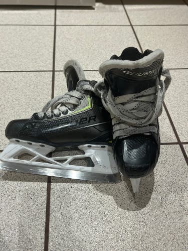 Bauer Elite Hockey Goalie Skates Size 2 (Used)