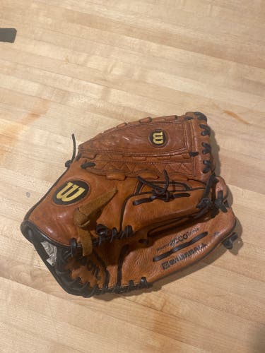 Wilson RH Pitcher's A700 Baseball Glove 12" (Used)