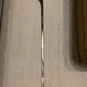 Intermediate Bauer Vapor Hyperlite 2 Right Handed Hockey Stick P92  (Used)
