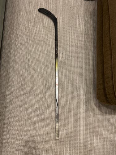 Intermediate Bauer Vapor Hyperlite 2 Right Handed Hockey Stick P92  (Used)