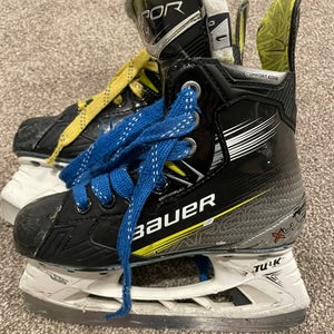 2023 Bauer Vapor X4 Hockey Skates Regular Width Size 1 (Used)
