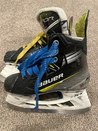 2023 Bauer Vapor X4 Hockey Skates Regular Width Size 1 (Used)