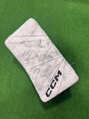White Intermediate CCM Axis 2.9 Goalie Blocker Regular (Used)