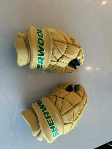 Sher-Wood Rekker Legend Pro Gloves 15" Pro Stock (Used)