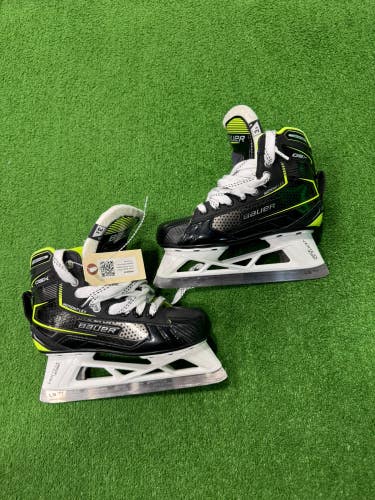 Junior Bauer GSX Hockey Goalie Skates Regular Width Size 3.5 (Used)