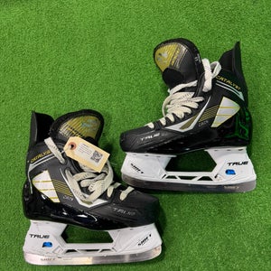 Intermediate True Catalyst 5 Hockey Skates Regular Width 6 (Used)