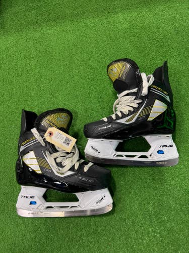 Intermediate True Catalyst 5 Hockey Skates Regular Width 6 (Used)