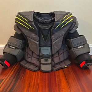 Medium  2021 Bauer Hyperlite Goalie Chest Protector (Used)