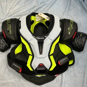 Medium Junior Bauer Vapor Hyperlite Shoulder Pads Like New