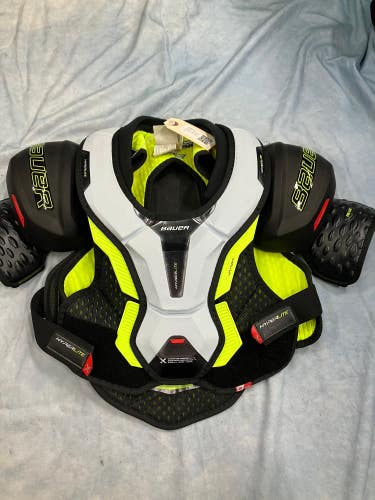 Medium Junior Bauer Vapor Hyperlite Shoulder Pads Like New
