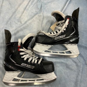 Intermediate Bauer Vapor X3.5 Hockey Skates Regular Width Size 4 (Used)