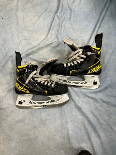Junior CCM Super Tacks 9380 Hockey Skates Regular Width Size 3.5 (Used)