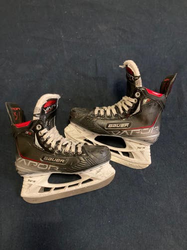 Intermediate Bauer Vapor 3X Hockey Skates Size 4.5 (Used)