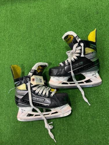 Intermediate Bauer Supreme S37 Hockey Skates Regular Width Size 5.5 (Used)