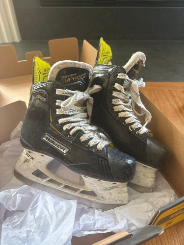 Bauer Supreme S29 Hockey Skates Regular Width Size 2.5 (Used)