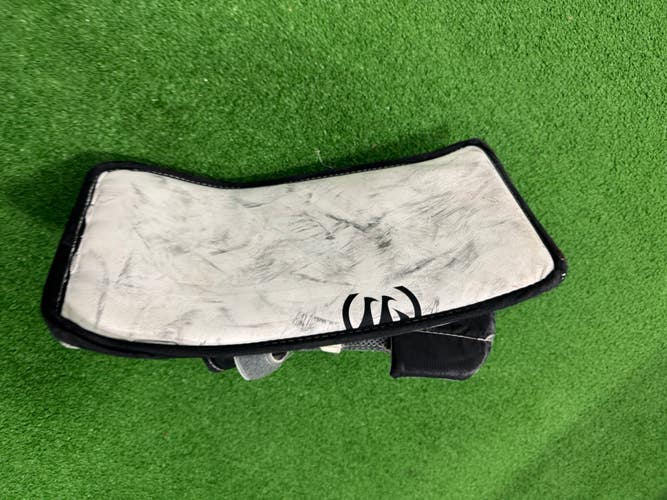 White Youth Warrior Ritual G6 E+ Goalie Gloves & Blockers Regular (Used)
