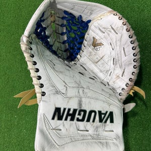 White Senior Vaughn V6 2200 PRO Goalie Gloves & Blockers Regular (Used)