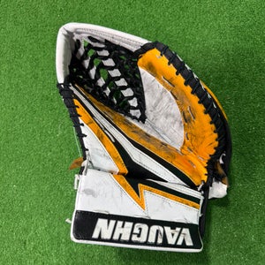 White Intermediate Vaughn Velocity V9 Goalie Gloves & Blockers Regular (Used)
