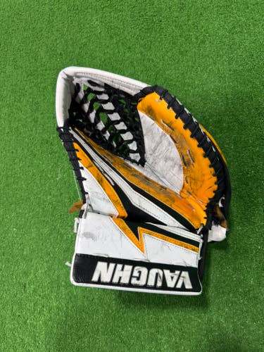White Intermediate Vaughn Velocity V9 Goalie Gloves & Blockers Regular (Used)