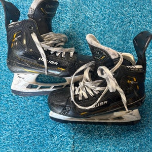 Intermediate Bauer Supreme M5 Pro Hockey Skates Size 5.5 (Used)