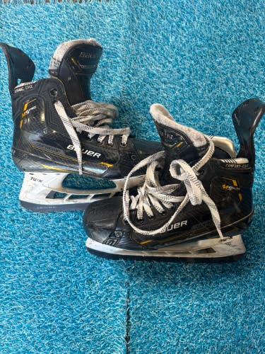 Intermediate Bauer Supreme M5 Pro Hockey Skates Size 5.5 (Used)