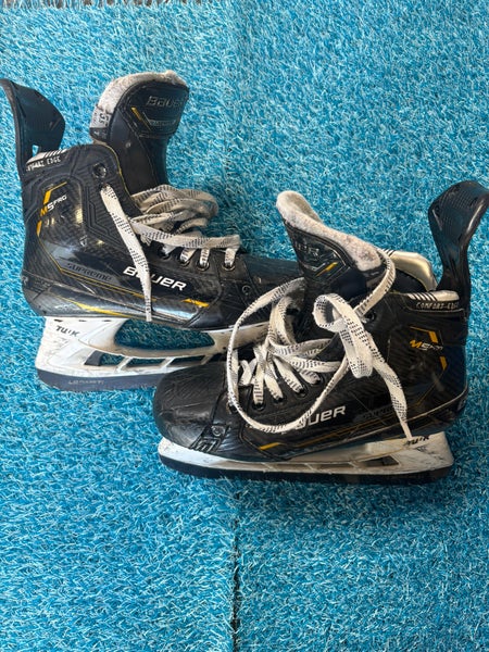 Intermediate Bauer Supreme M5 Pro Hockey Skates Size 5.5 (Used)