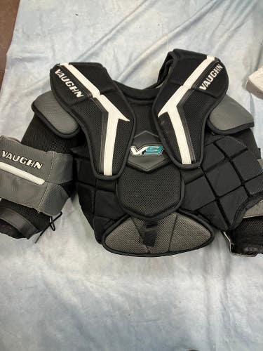 Youth Small / Medium Vaughn Velocity V9 Goalie Chest Protector (Used)