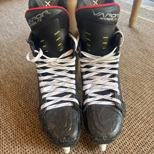 Bauer Vapor Hyperlite Hockey Skates Regular Width  7.5 (Used)