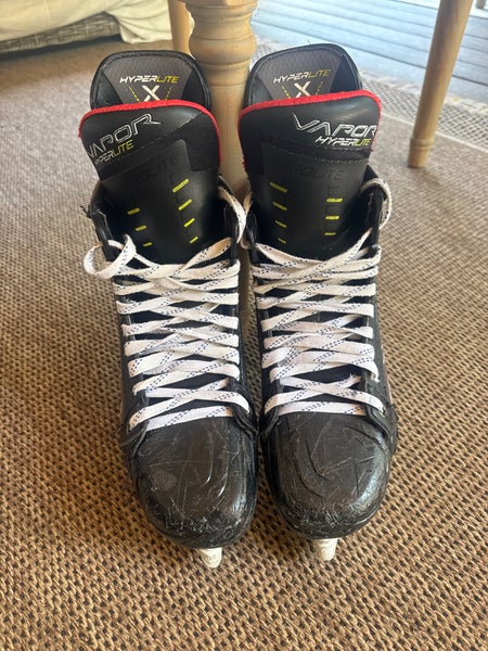 Bauer Vapor Hyperlite Hockey Skates Regular Width  7.5 (Used)