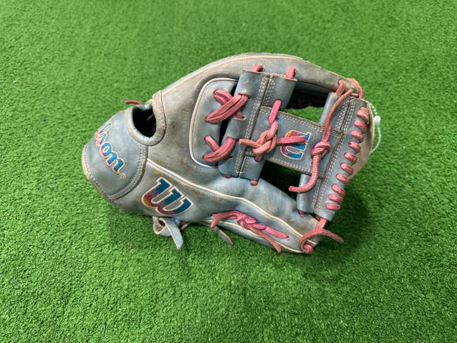 ilson A2000 1786 "The Moment" RH Infield Baseball Glove 11.5" (Used)