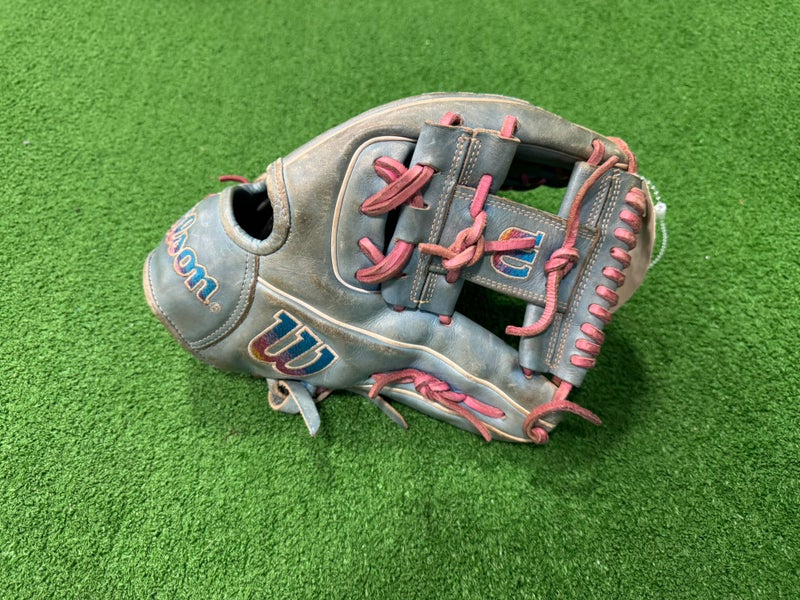 ilson A2000 1786 "The Moment" RH Infield Baseball Glove 11.5" (Used)