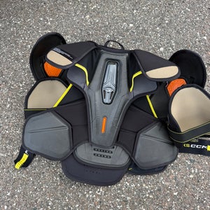 CCM Tacks As-V Pro w D30 shoulder pads