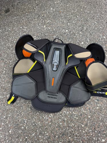 CCM Tacks As-V Pro w D30 shoulder pads