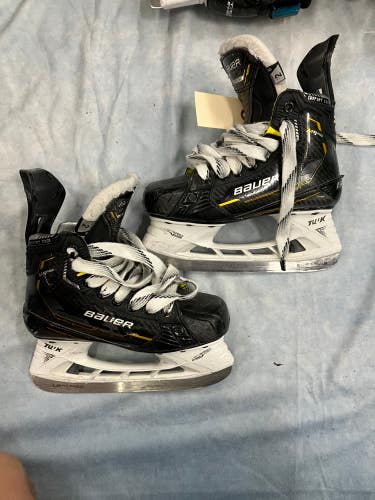 Junior Bauer Supreme M5 Pro Hockey Skates Regular Width Size 2 (Used)