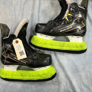 Junior Bauer Supreme M40 Hockey Skates Extra Wide Width Size 2.5 (Used)