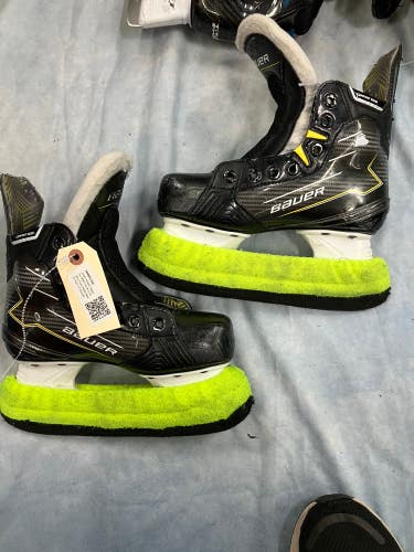 Junior Bauer Supreme M40 Hockey Skates Extra Wide Width Size 2.5 (Used)