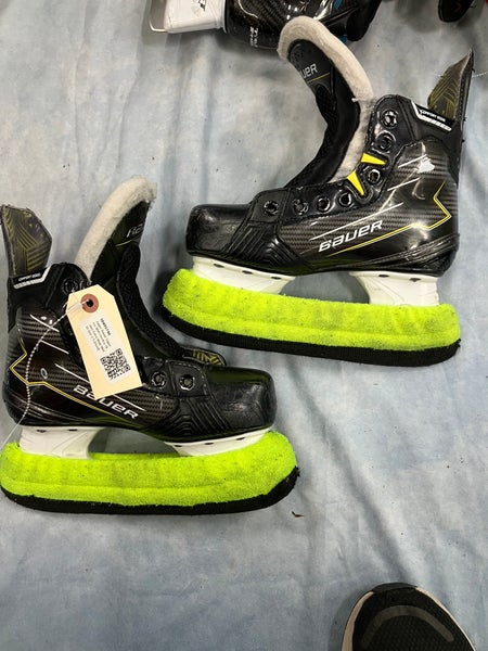 Junior Bauer Supreme M40 Hockey Skates Extra Wide Width Size 2.5 (Used)