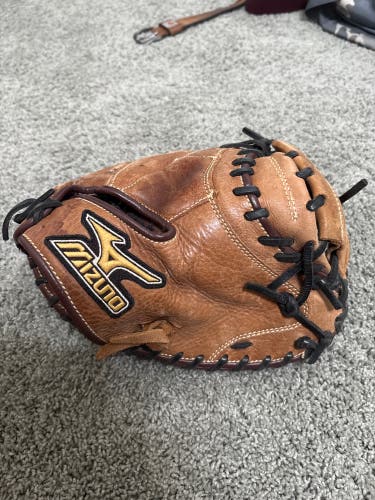 Mizuno RH Catcher's MVP Baseball Glove 34" (Used)