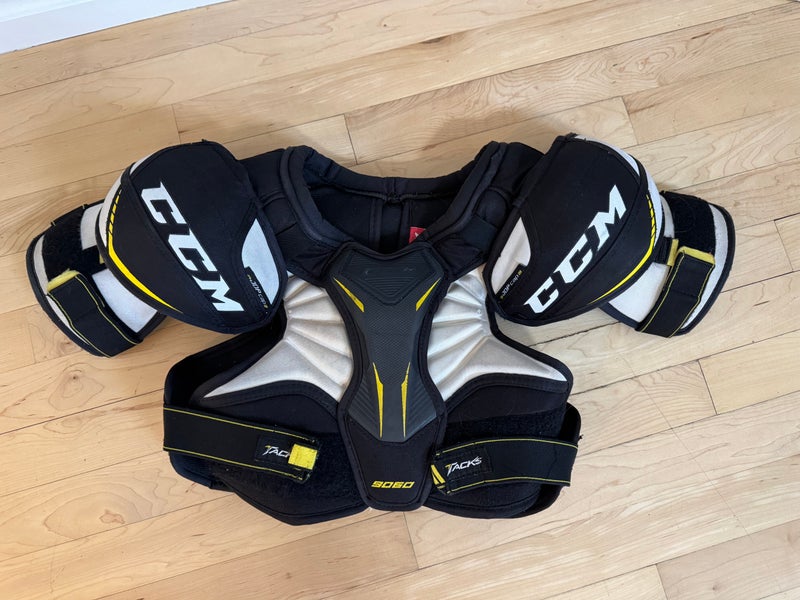 Large Junior CCM Tacks 9060 Shoulder Pads (Used)