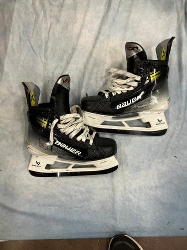 Senior Bauer Vapor Hyperlite 2 Hockey Skates Regular Width 9 (Used)