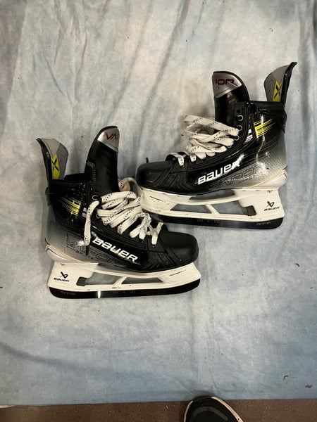 Senior Bauer Vapor Hyperlite 2 Hockey Skates Regular Width 9 (Used)
