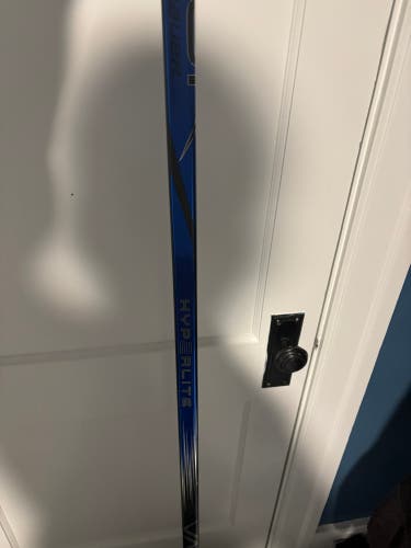 Intermediate Bauer Vapor Hyperlite 2 Right Handed Hockey Stick P28M (New)