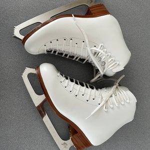 NEW Gam figure skates
