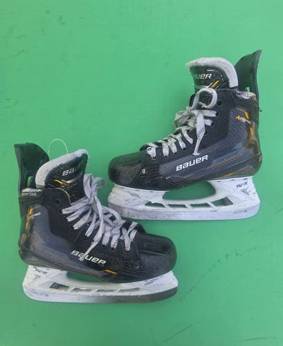 Intermediate Bauer Supreme M5 Pro Hockey Skates Size 5