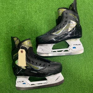 Intermediate True Catalyst 7 Hockey Skates Regular Width Size 4.5 (Used)
