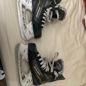 2023 Bauer Supreme M40 Hockey Skates Regular Width  Pro Stock Size 2.5 (Used)