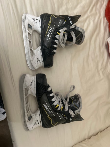 2023 Bauer Supreme M40 Hockey Skates Regular Width  Pro Stock Size 2.5 (Used)