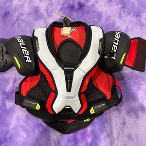 Medium Intermediate Bauer Vapor Hyperlite Shoulder Pads (Used)