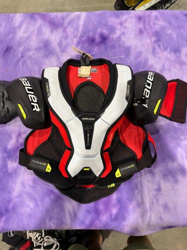 Medium Intermediate Bauer Vapor Hyperlite Shoulder Pads (Used)